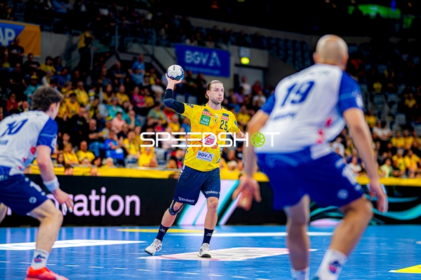 Wurfvorbereitung Olle Forsell-Schefvert (25;Rhein Neckar Löwen) gegen David Cyrill Akakpo (19;1. VfL Potsdam), Elias Kofler (10;1. VfL Potsdam)