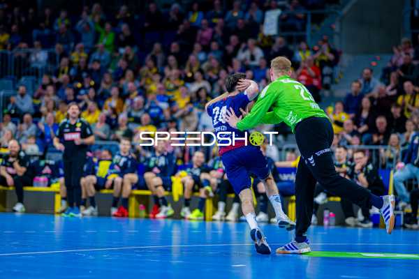 Ein Spieler der RNL Allstars wird vom Torwart der Rhein Neckar Löwen gestoppt.