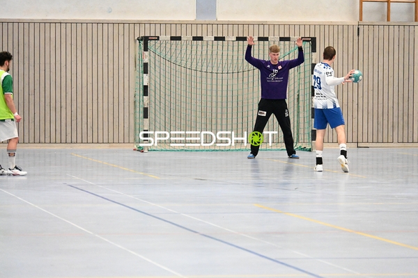 Max Mustermann wirft auf das Tor