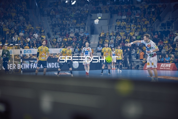 Ein Spieler des SC Magdeburg springt zum Wurf an.