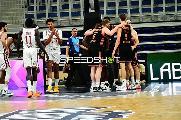 Spieler versammeln sich auf Court