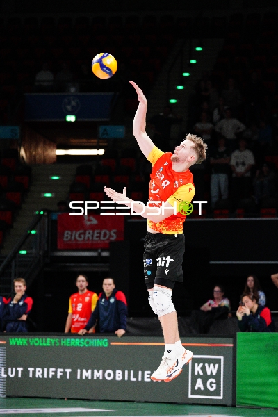 Aufschlag von Maximilian König (18; BADEN VOLLEYS SSC Karlsruhe)