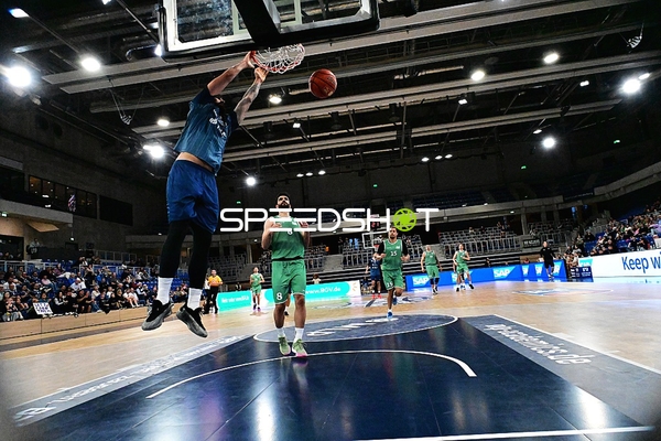 Behnam Yakhchali Dehkordi (8; Gladiators Trier) verteidigt am Korb