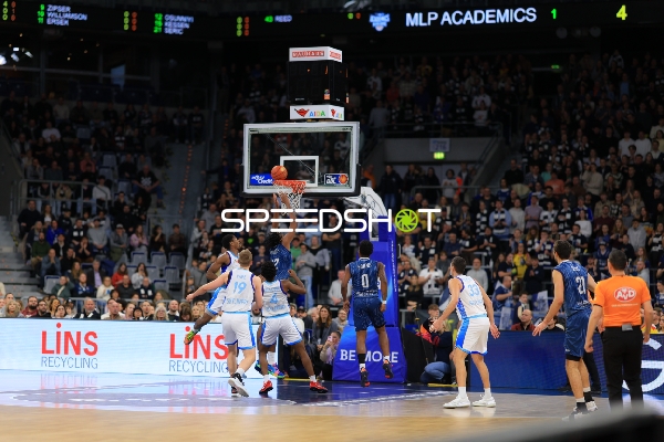 Spielaktion mit Paul Zipser (9; MLP Academics Heidelberg) am Korb