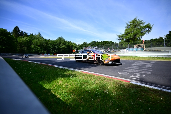 Rennfahrzeug auf der Rennstrecke