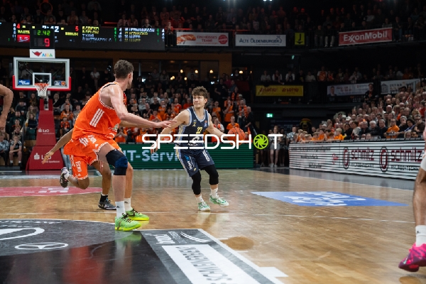 Bennet Hundt (33; Alba Berlin) mit Ball in Aktion