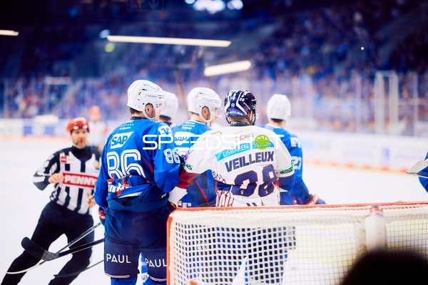 Diskussion vor dem Tor