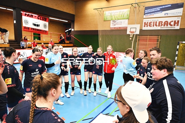 Mainz 05 in Teambesprechung