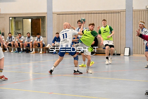 Spieler von TV Edingen blockt Wurf