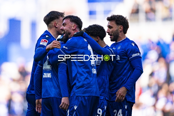 Spieler feiern gemeinsam