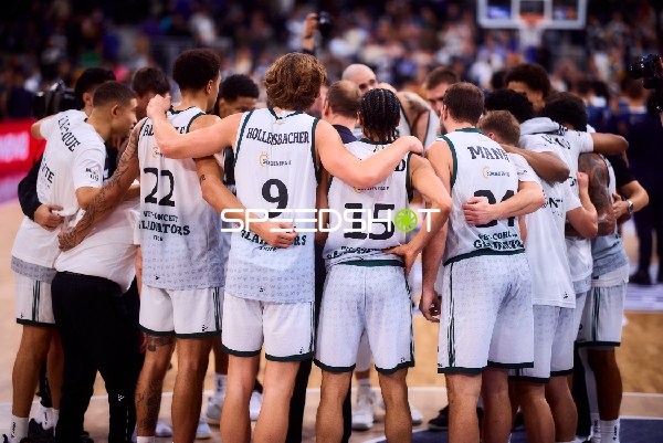 Team-Huddle mit Evans Rapieque (21; Gladiators Trier)