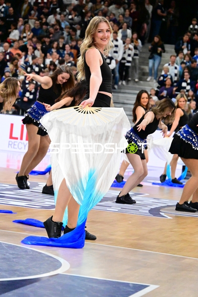 Cheerleader tanzen auf dem Spielfeld
