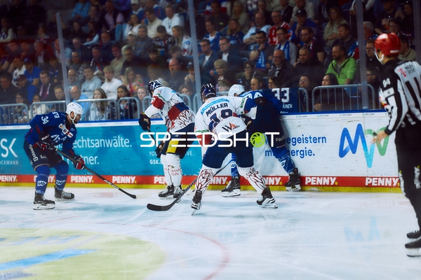 Puckkampf an der Bande