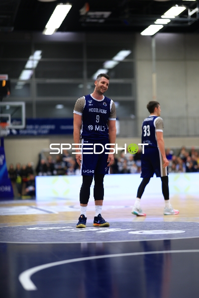 Szene mit Paul Zipser (9; MLP Academics Heidelberg) und Ryan Mikesell (33; MLP Academics Heidelberg)