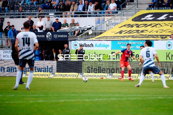 Spielszene mit SV Sandhausen und FC Hansa Rostock