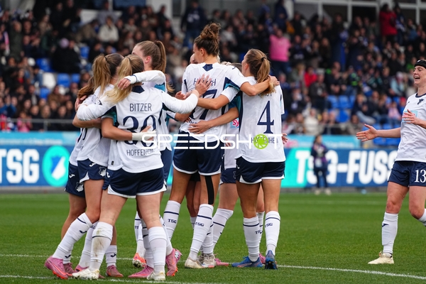 Spieler feiern gemeinsam