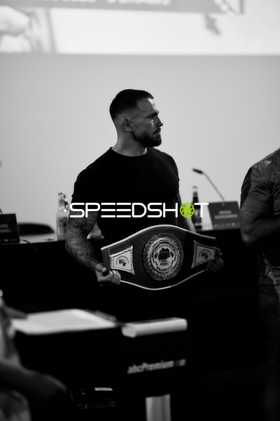 Ringside-Zone Face-Off