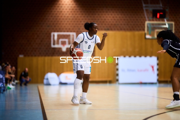 Kelly Moten (0; USC BaseCats Heidelberg) mit Ball