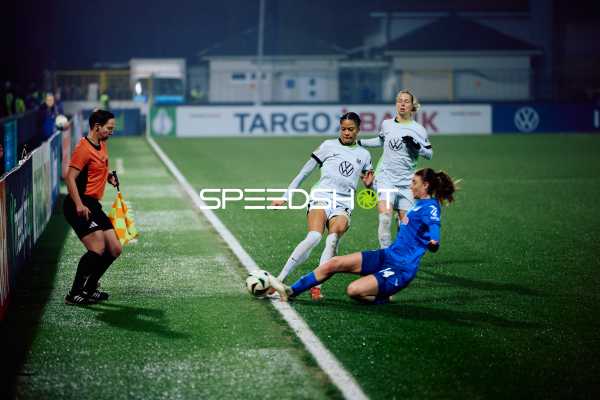 Zweikampf am Spielfeldrand