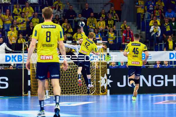 Ein Spieler von den Rhein Neckar Löwen springt und versucht ein Tor zu erzielen.