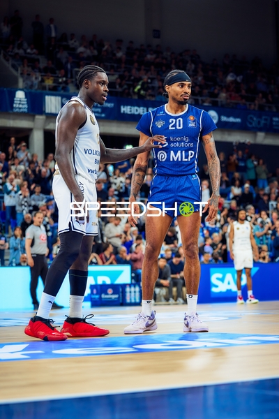 Michael Weathers (20, MLP Academics Heidelberg) und Basketball Löwen Braunschweig stehen