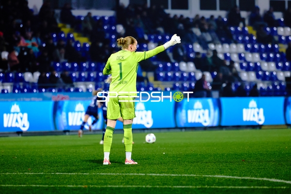 Torwart Laura Dick (1; TSG Hoffenheim Frauen) gibt Anweisungen