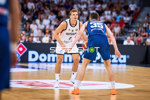 Zweikampf Justus Hollatz (21; Deutschland) vs 