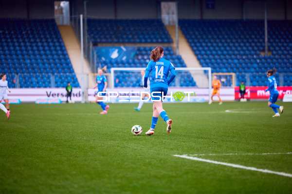Eine Spielerin von TSG Hoffenheim führt den Ball auf das Tor zu.