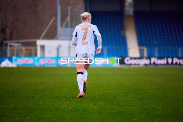 Spielerin von Bayer 04 Leverkusen bewegt sich auf dem Spielfeld.