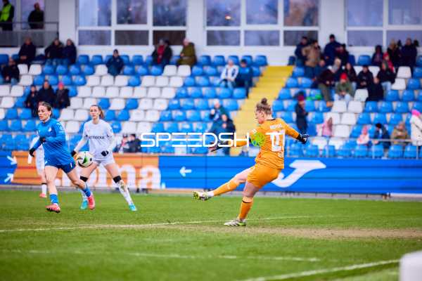 Torwart kickt den Ball ins Spiel