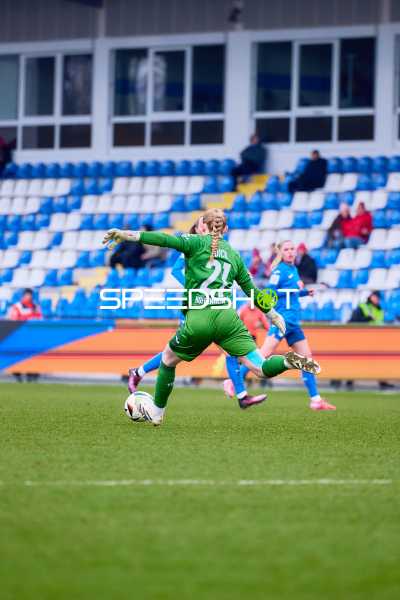 Der Torwart von TSG Hoffenheim, Laura Dick, im grünen Trikot, klärt den Ball.