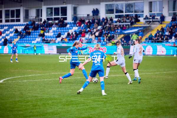 Zweikampf um den Ball zwischen Spielern von Hoffenheim und Leverkusen