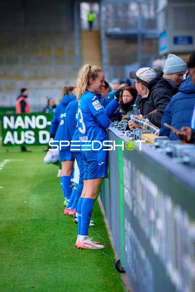 Interaktion mit Fans am Spielfeldrand