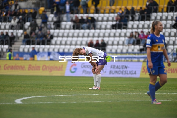 Spielszene mit Shari Van Belle (14; SGS Essen) und Toma Ihlenburg (3; FC Carl Zeiss Jena)