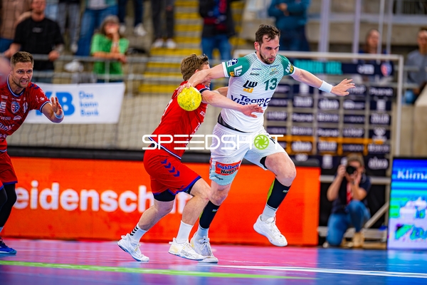 Block von Josip Sarac (13;Frisch Auf Göppingen) gegen Juan De la Pena (13;SG BBM Bietigheim)