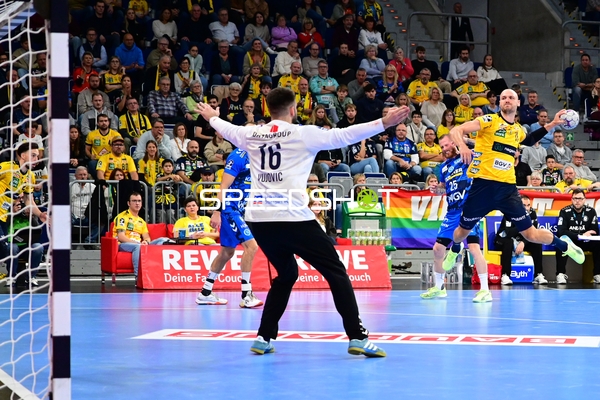 Miljan Vujovic (16; TVB 1898 Stuttgart) wirft aufs Tor