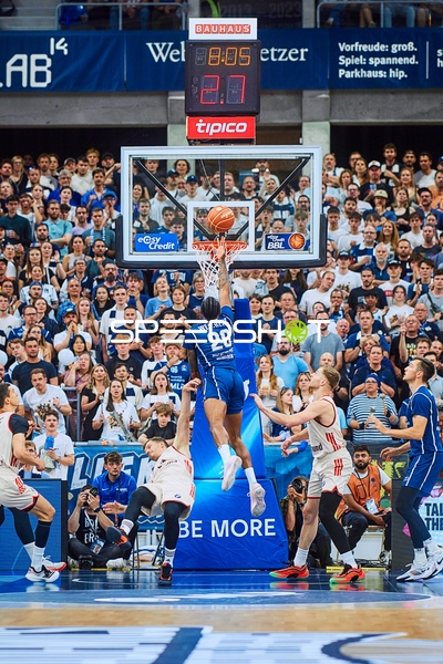 Michael Weathers (20; MLP Academics Heidelberg) wirft auf den Korb