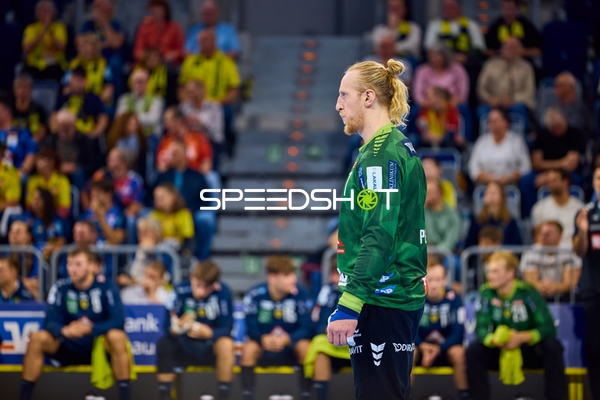 Ein Spieler steht am Spielfeldrand