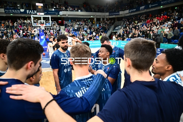 Szene mit Marcel Keßen (15; MLP Academics Heidelberg), DJ Horne (0; MLP Academics Heidelberg) und Michael Weathers (20; MLP Academics Heidelberg)