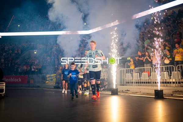 Spieler feiert vor jubelnden Fans