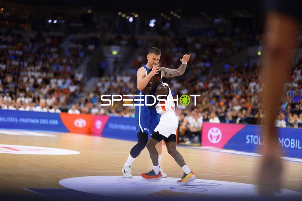 Zweikampf Alen Omić (24; Slowenien) und Tristan da Silva (5; Deutschland)