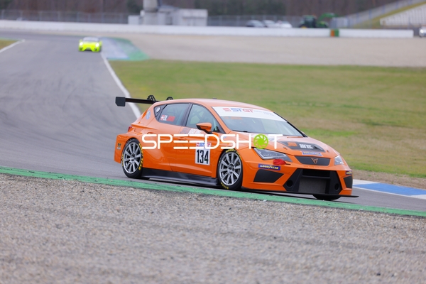 Auto mit Startnummer 134 auf der Rennstrecke