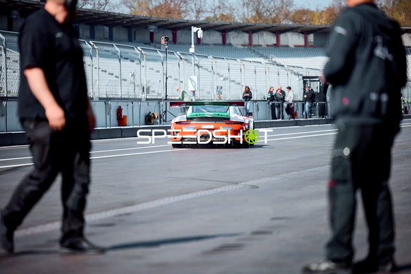 Porsche in der Boxengasse beim Fahren