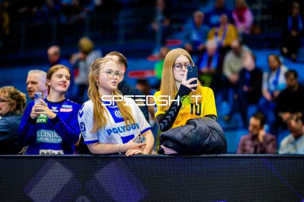 Fans machen Fotos und schauen das Spiel.