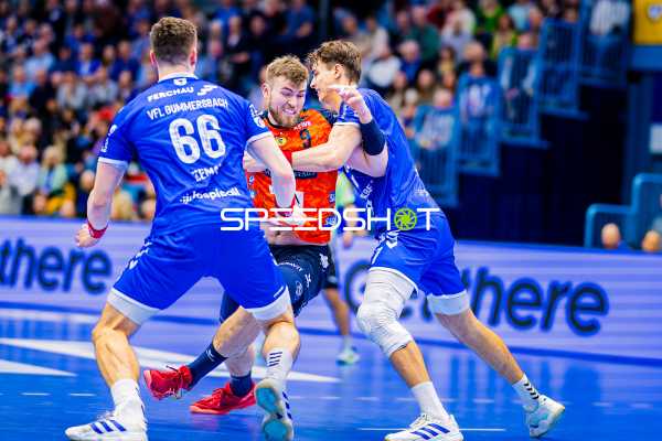Ein Spieler der Rhein-Neckar Löwen versucht, sich durch die Abwehr von VfL Gummersbach zu kämpfen.