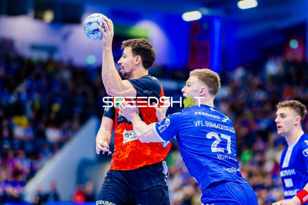 Ivan Martinovic von den Rhein-Neckar Löwen hält den Ball, während Dominik Mappes und Kristjan Horzen vom VfL Gummersbach versuchen, ihn zu verteidigen.
