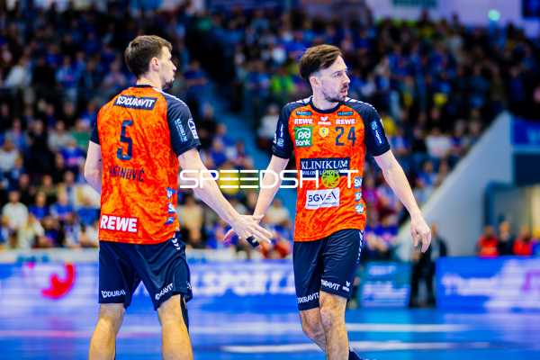 Spieler der Rhein-Neckar Löwen klatschen sich ab.