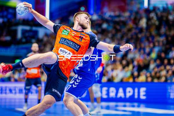 Ein Spieler der Rhein-Neckar Löwen wirft den Ball.