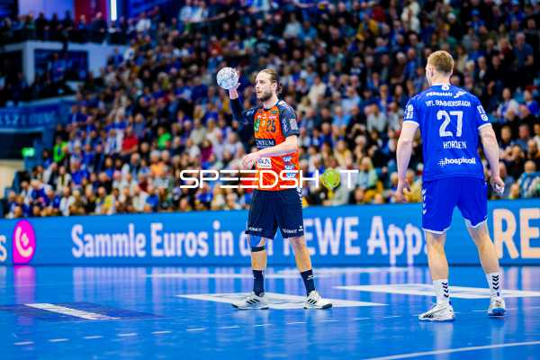 Ein Spieler von Rhein-Neckar Löwen passt den Ball.