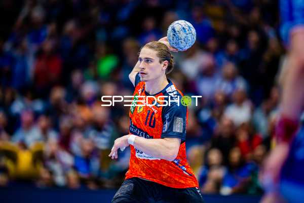 Ein Spieler der Rhein Neckar Löwen wirft den Ball.